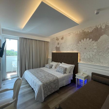 Park Hotel Cellini ลิโดดิเยโซโล ภายนอก รูปภาพ