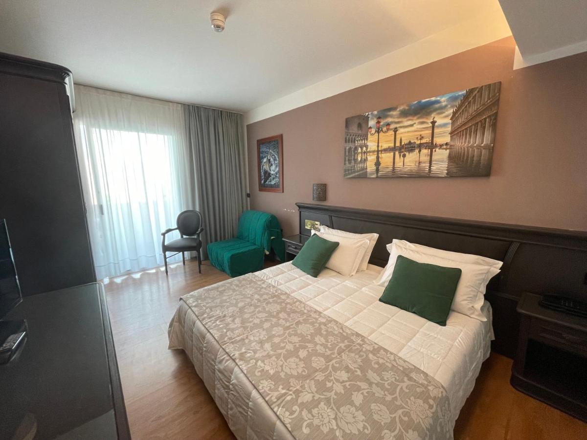 Park Hotel Cellini ลิโดดิเยโซโล ภายนอก รูปภาพ