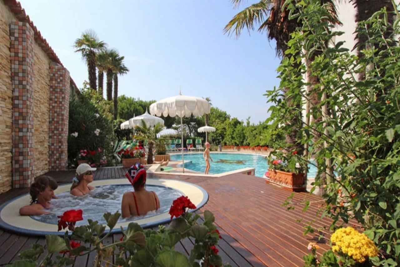 Park Hotel Cellini ลิโดดิเยโซโล ภายนอก รูปภาพ