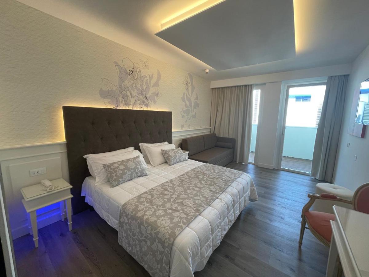 Park Hotel Cellini ลิโดดิเยโซโล ภายนอก รูปภาพ