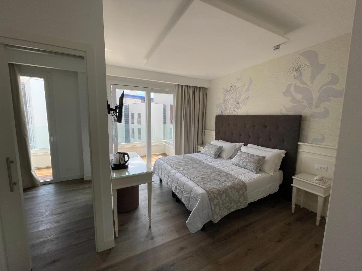 Park Hotel Cellini ลิโดดิเยโซโล ภายนอก รูปภาพ