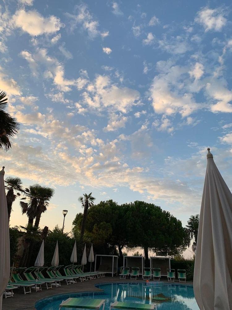 Park Hotel Cellini ลิโดดิเยโซโล ภายนอก รูปภาพ